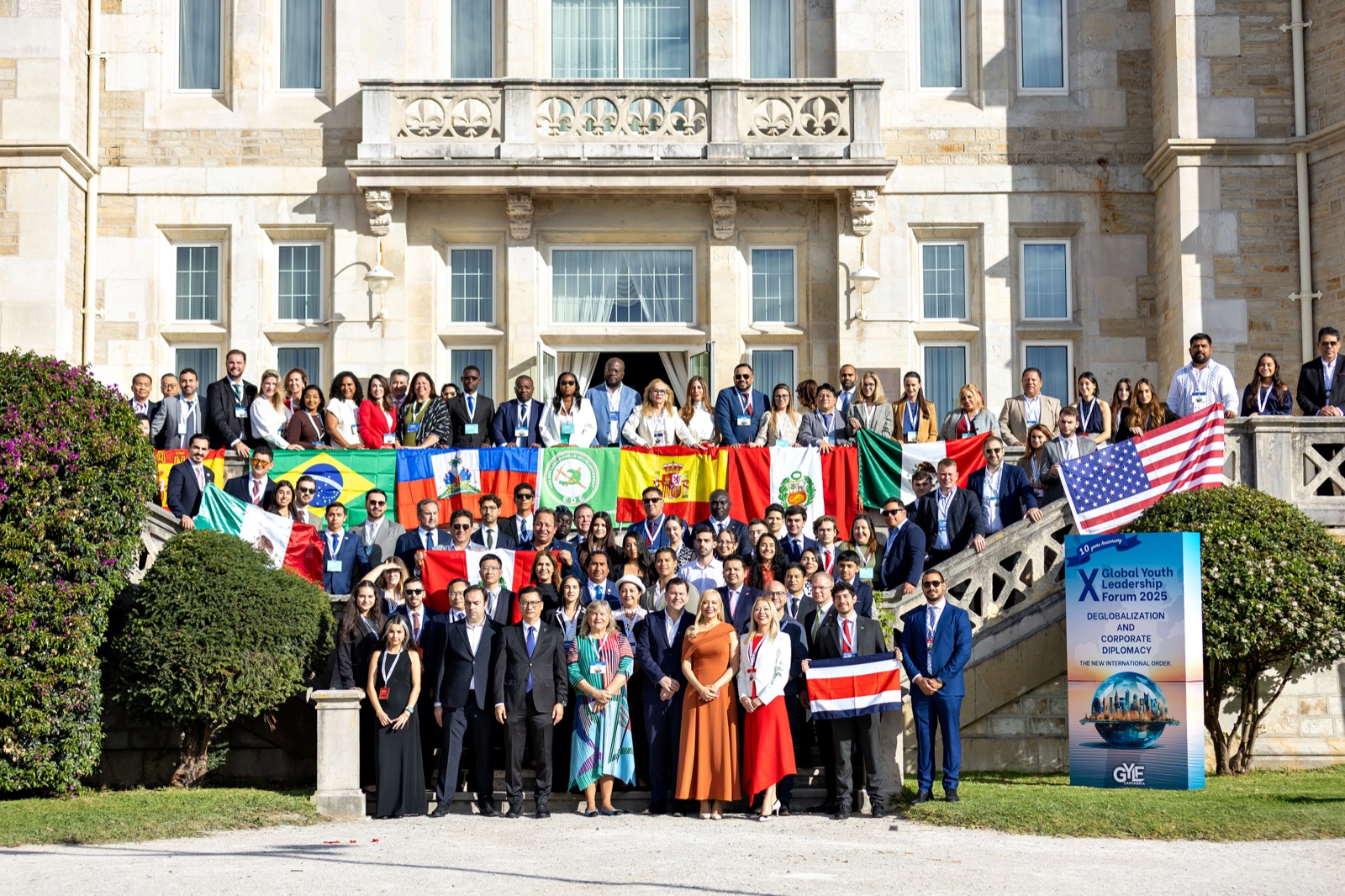 Participants of the Forum in front of the Palacio de la Magdalena